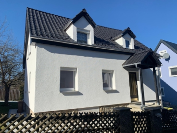 Vorderansicht - Charmantes Einfamilienhaus in Köditz – teilsaniert & sofort verfügbar!