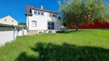 Rückwärtige Ansicht - Charmantes Einfamilienhaus in Köditz – Garage – Terrasse – Garten mit Nebengebäude– teilsaniert