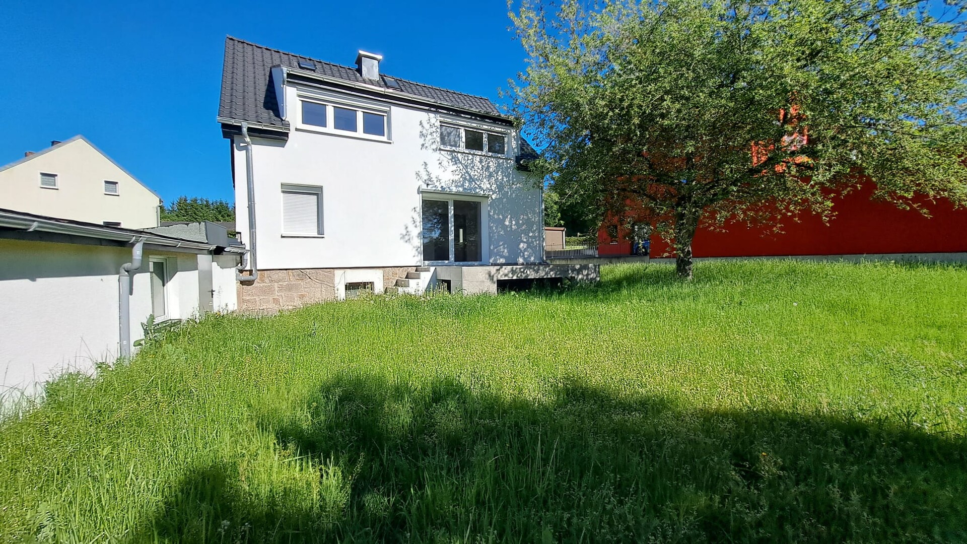 Rückwärtige Ansicht - Charmantes Einfamilienhaus in Köditz – Garage – Terrasse – Garten mit Nebengebäude– teilsaniert