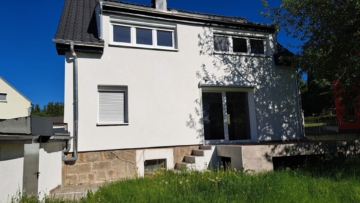Rückwärtige Ansicht - Charmantes Einfamilienhaus in Köditz – Garage – Terrasse – Garten mit Nebengebäude– teilsaniert
