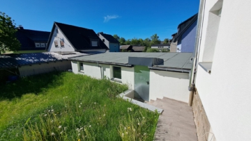 Nebengebäude/Garage - Charmantes Einfamilienhaus in Köditz – Garage – Terrasse – Garten mit Nebengebäude– teilsaniert