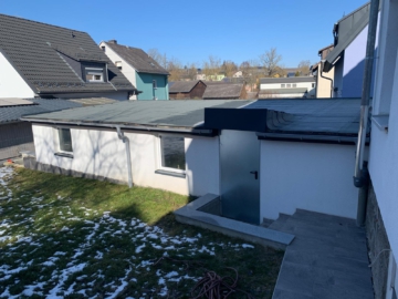 Nebengebäude + Garage - Einfamilienhaus in Köditz