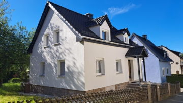 Seitenansicht - Charmantes Einfamilienhaus in Köditz – Garage – Terrasse – Garten mit Nebengebäude– teilsaniert