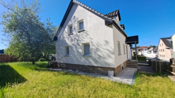 Seitenansicht - Charmantes Einfamilienhaus in Köditz – Garage – Terrasse – Garten mit Nebengebäude– teilsaniert