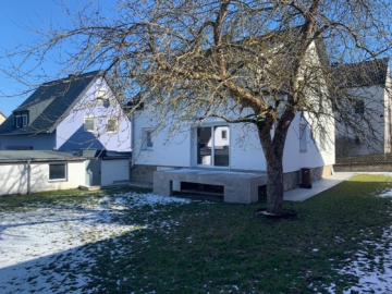 rückwärtige Ansicht mit Garten - Einfamilienhaus in Köditz