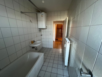 Bild - Gepflegte 2,5-Zimmer-Wohnung in zentraler Lage in Hof – nähe Freiheitshalle – PKW-Stellplatz anmietbar