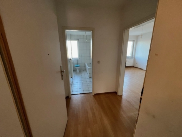 Bild - Gepflegte 2,5-Zimmer-Wohnung in zentraler Lage in Hof – nähe Freiheitshalle – PKW-Stellplatz anmietbar