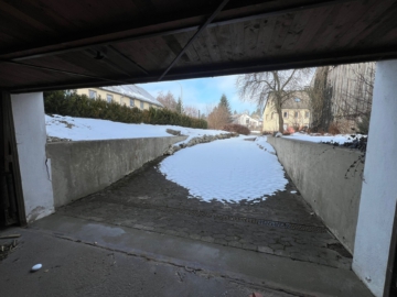 Garagenzufahrt - Wohn- und Geschäftshaus in Röslau mit viel Potenzial – Gesamtwohnfläche bis zu ca. 475 m² möglich