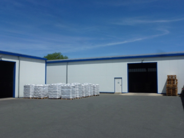 Großzügige Lagerflächen: wärmegedämmte Kaltlagerhalle mit elektr. Rolltoren (ca. 800 m²) & Freilagerfl. (ca. 570 m²), 95145 Oberkotzau, Halle