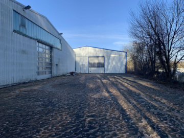 Freilagerfläche - Großzügige Lagerflächen: wärmegedämmte Kaltlagerhalle mit elektr. Rolltoren (ca. 800 m²) & Freilagerfl. (ca. 570 m²)
