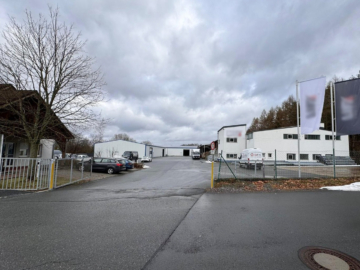 Große Einfahrt - Großzügige Lagerflächen: wärmegedämmte Kaltlagerhalle mit elektr. Rolltoren (ca. 800 m²) & Freilagerfl. (ca. 570 m²)