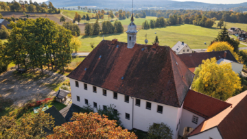 Bild - Historisches Objekt mit Entwicklungspotenzial im Fichtelgebirge – 4 Wohneinheiten, Gewerbeeinheit – Ferienwohnungsoption