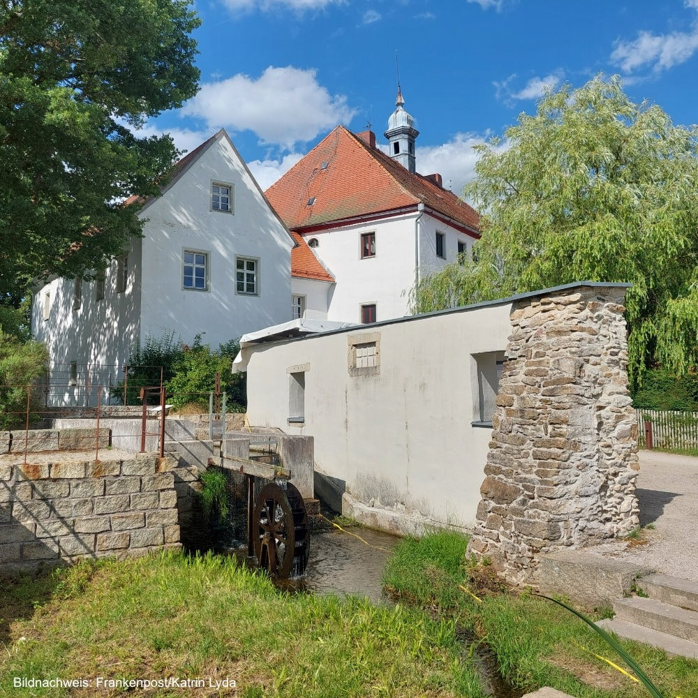 Titelbild - Historisches Objekt mit Entwicklungspotenzial im Fichtelgebirge – 4 Wohneinheiten, Gewerbeeinheit – Ferienwohnungsoption