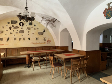 Gaststube - Historisches Objekt mit Entwicklungspotenzial im Fichtelgebirge – 4 Wohneinheiten, Gewerbeeinheit – Ferienwohnungsoption