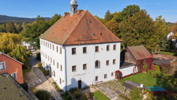 Historisches Objekt mit Entwicklungspotenzial im Fichtelgebirge – 4 Wohneinheiten, Gewerbeeinheit – Ferienwohnungsoption, 95709 Tröstau / Leupoldsdorf, Herrenhaus