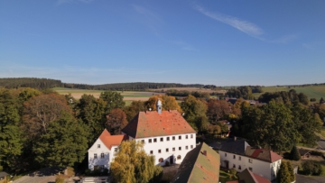 Bild - Historisches Objekt mit Entwicklungspotenzial im Fichtelgebirge – 4 Wohneinheiten, Gewerbeeinheit – Ferienwohnungsoption