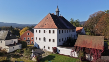 Bild - Historisches Objekt mit Entwicklungspotenzial im Fichtelgebirge – 4 Wohneinheiten, Gewerbeeinheit – Ferienwohnungsoption