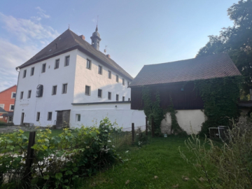 Wo kann Wohnen schöner sein? Gutshof im Herzen des Fichtelgebirges mit 4 Wohnungen und einer Gewerbeeinheit, 95709 Tröstau / Leupoldsdorf, Herrenhaus