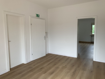 Wohnraum - Moderne 3-Zimmer-Wohnung (ca. 100 m²) mit neuer Einbauküche in Hof – großer Dachboden