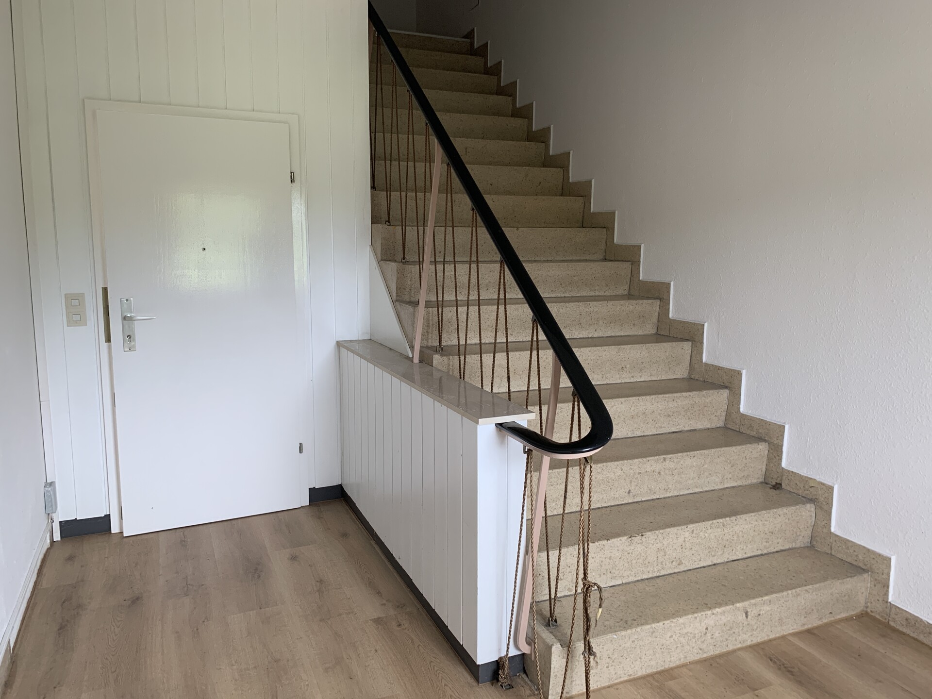 Zugang über 1. Etage - Moderne 3-Zimmer-Wohnung (ca. 100 m²) mit neuer Einbauküche in Hof – großer Dachboden