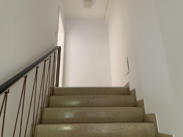 Zugang zur Wohnung - Moderne 3-Zimmer-Wohnung (ca. 100 m²) mit neuer Einbauküche in Hof – großer Dachboden