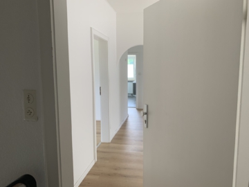 Eingangsbereich - Moderne 3-Zimmer-Wohnung (ca. 100 m²) mit neuer Einbauküche in Hof – großer Dachboden