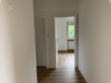 Flur - Moderne 3-Zimmer-Wohnung (ca. 100 m²) mit neuer Einbauküche in Hof – großer Dachboden