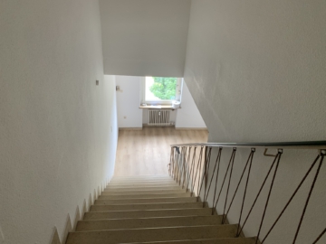 Treppenaufgang - Moderne 3-Zimmer-Wohnung (ca. 100 m²) mit neuer Einbauküche in Hof – großer Dachboden