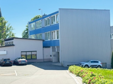 Außenansicht - Hochwertige, repräsentative Gewerbeimmobilie mit vielseitigen Nutzungsmöglichkeiten im Ortskern – Stellplätze & großzügige Außenflächen