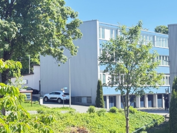Außenansicht - Hochwertige, repräsentative Gewerbeimmobilie mit vielseitigen Nutzungsmöglichkeiten im Ortskern – Stellplätze & großzügige Außenflächen