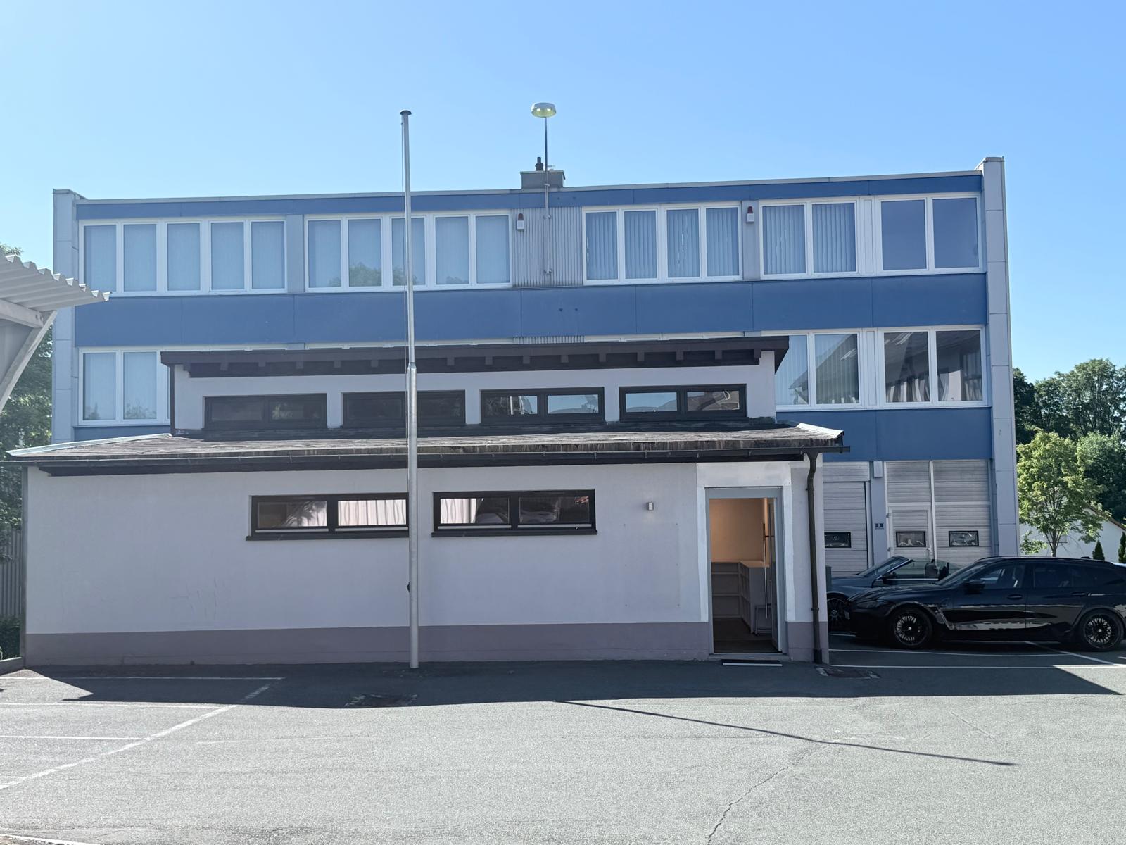 Außenansicht - Hochwertige, repräsentative Gewerbeimmobilie mit vielseitigen Nutzungsmöglichkeiten im Ortskern – Stellplätze & großzügige Außenflächen