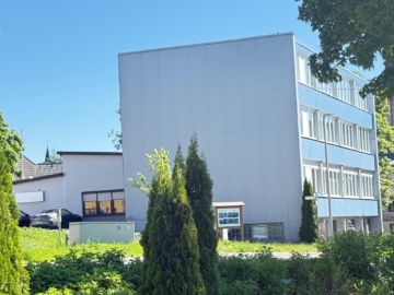 Außenansicht - Hochwertige, repräsentative Gewerbeimmobilie mit vielseitigen Nutzungsmöglichkeiten im Ortskern – Stellplätze & großzügige Außenflächen