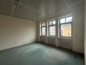 Büroraum - Gewerbefläche in zentraler Lage in Selb – ca. 630 m² auf 2 Etagen (1. + 2. OG) – barrierefrei mit Aufzug – mit Tiefgarage – gute Erreichbarkeit