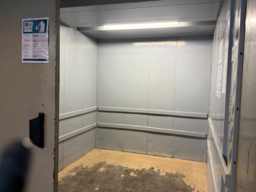 Bild - Großzügige Lagerfläche mit Lastenaufzug im 3. OG insgesamt ca. 1.252 m² in Schwarzenbach/Saale – LKW-Zufahrt auf dem Areal – verkehrsgünstige Lage