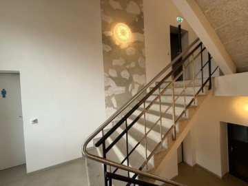 Bild - Großzügige Lagerfläche mit Lastenaufzug im 3. OG insgesamt ca. 1.252 m² in Schwarzenbach/Saale – LKW-Zufahrt auf dem Areal – verkehrsgünstige Lage