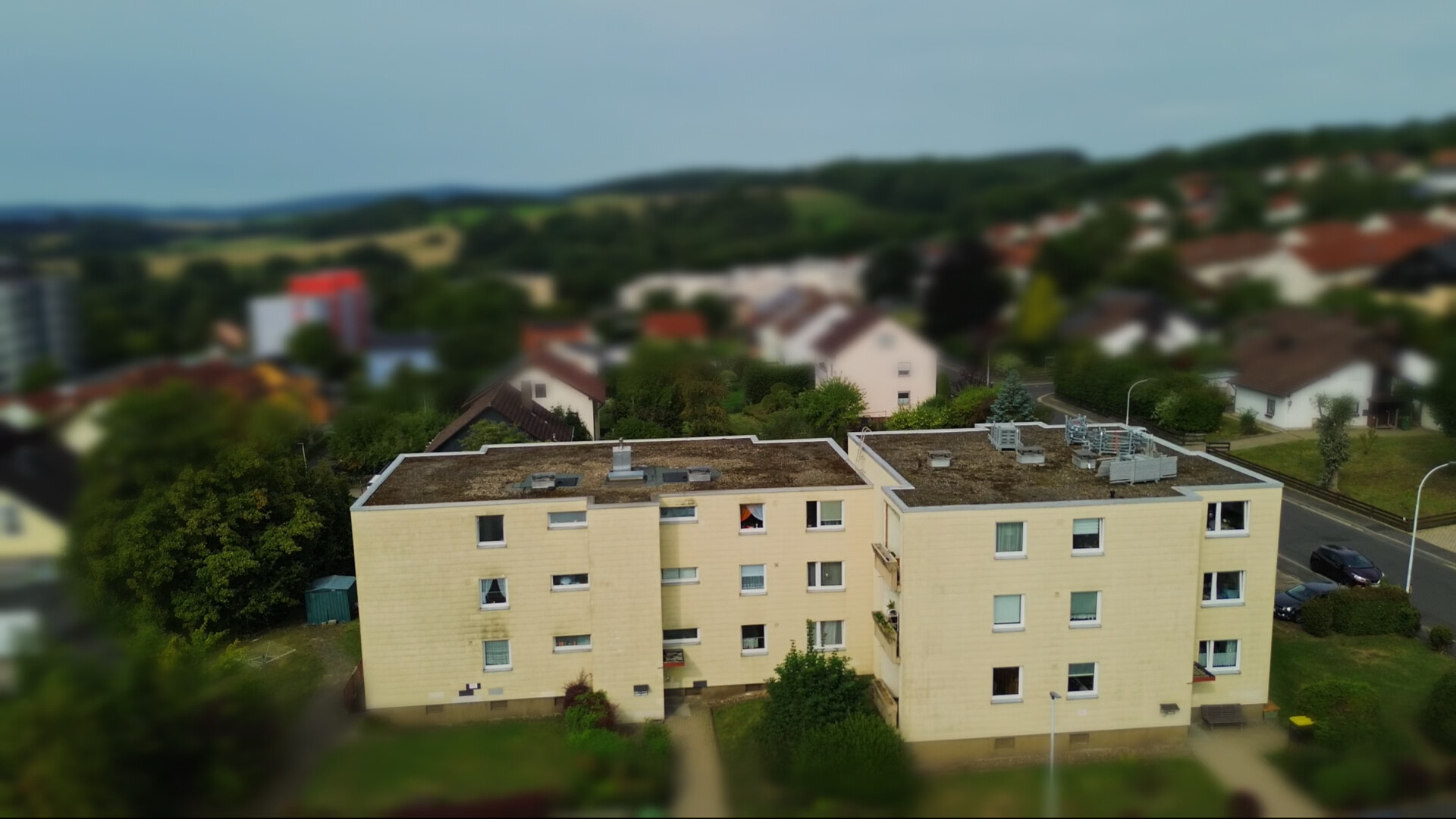 Titelbild - Voll vermietetes Rendite-Objekt in traumhafter Wohnlage: MFH mit 12 Wohneinheiten & ca. 935 m² Wfl.