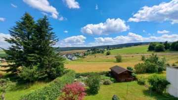 Ausblick - Gepflegtes Einfamilienhaus mit grandiosem Frankenwaldblick | 176 m² Wfl./Nfl. | Garage & Gartenhütte