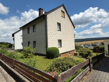 Gepflegtes Einfamilienhaus mit grandiosem Frankenwaldblick | 176 m² Wfl./Nfl. | Garage & Gartenhütte, 95179 Geroldsgrün, Einfamilienhaus