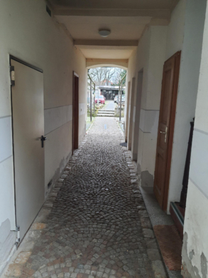 Durchgang Hinterhaus - Wohn- & Geschäftshaus im Zentrum von Naumburg/Saale – Fachwerkhaus – Fassade Denkmalschutz – 2 GE – 4 WE