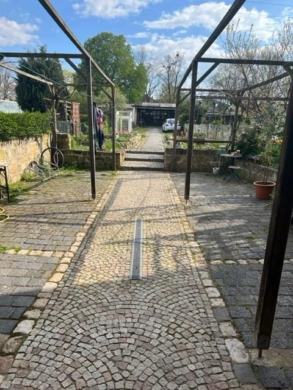 Garten-Hinterhof mit Stellplätzen - Wohn- & Geschäftshaus im Zentrum von Naumburg/Saale – Fachwerkhaus – Fassade Denkmalschutz – 2 GE – 4 WE