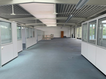 Bild - Großraumbüro mit abgetrennten Einzelbüros und Toiletten ca. 378 m²