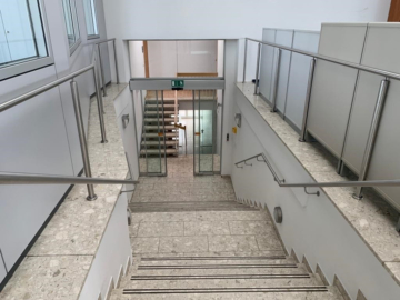 Bild - Großraumbüro mit abgetrennten Einzelbüros und Toiletten ca. 378 m²