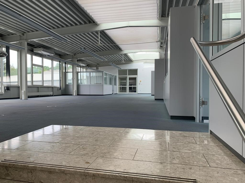 Titelbild - Großraumbüro mit abgetrennten Einzelbüros und Toiletten ca. 378 m²