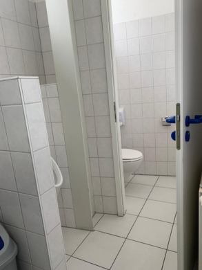 Bild - Großraumbüro mit abgetrennten Einzelbüros und Toiletten ca. 378 m²