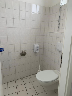 Bild - Großraumbüro mit abgetrennten Einzelbüros und Toiletten ca. 378 m²