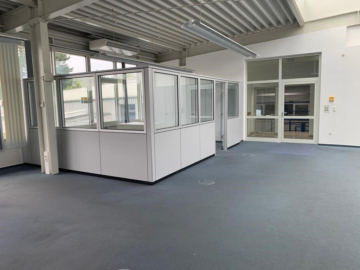 Bild - Großraumbüro mit abgetrennten Einzelbüros und Toiletten ca. 378 m²