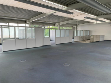 Bild - Großraumbüro mit abgetrennten Einzelbüros und Toiletten ca. 378 m²