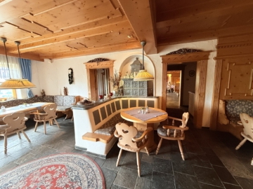 Speisesaal - Auf geht’s! Top ausgestattete Tanztenne im Alpenflair mit hochwertig gestaltetem Landgasthof – ca. 200 Stellplätze – Betreiberwohnung im OG
