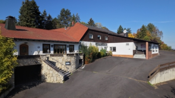 Bild - Alpenfeeling trifft Gastlichkeit: Premium‑Tanztenne mit Landgasthof und großzügigem Parkplatzkonzept