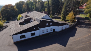 Bild - Alpenfeeling trifft Gastlichkeit: Premium‑Tanztenne mit Landgasthof und großzügigem Parkplatzkonzept